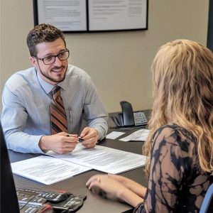 imgi_34_hr-manager-conducting-midyear-performance-checkin-with-employee_1104763-5197